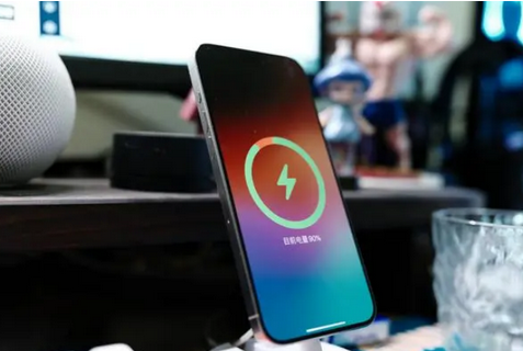 开封苹果15换屏服务分享用什么充电器给iPhone15充电更好 